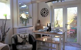 Beautiful Barn Conversion, 3 Bed, Hot Tub, Sauna, Gym, Enclosed Garden